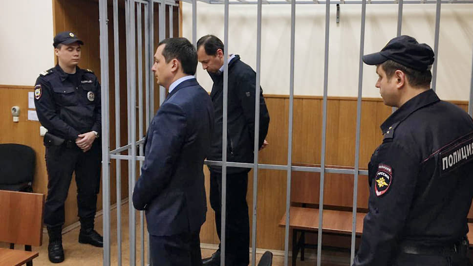 Бывший заместитель начальника Следственного департамента МВД России Александр Бирюков (второй справа)  qkzitqirqirxkmp