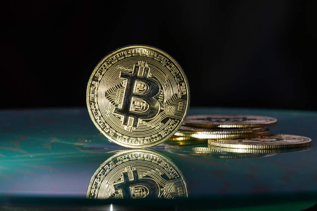 Биткоин на столе qzdirkiqthietkmp